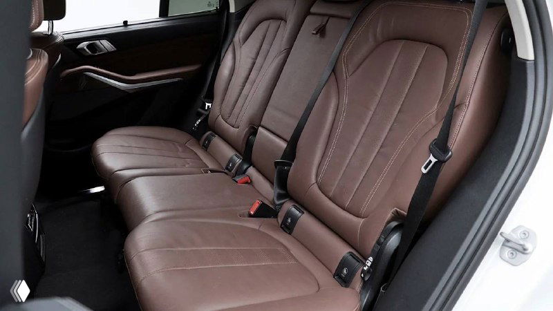 Задний ряд сидений BMW X5 в коричневой коже, три посадочных места, подлокотник, аккуратное состояние салона.