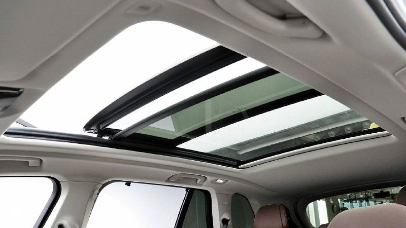 Панорамный люк BMW X5 с открытыми стеклянными секциями, вид на крышу салона и внутреннее освещение.