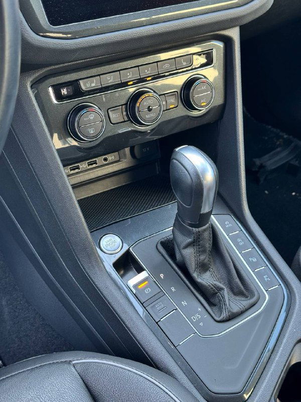 Селектор коробки передач и панель управления климатом в салоне Tiguan: крупный план автомата и расположение кнопок и ручек.