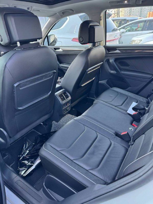 Задний ряд сидений Volkswagen Tiguan 2020 — пространство для пассажиров, состояние обивки и общий вид салона сзади.