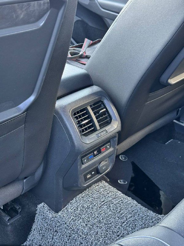 Воздушные дефлекторы и блок USB/зарядки для задних пассажиров в Volkswagen Tiguan — кадр зоны между передними и задними сиденьями.