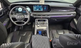 Салон Hyundai Palisade рестайлинг 2022 — панорамный вид на переднюю консоль, мультимедиа дисплей и рулевое колесо в кожаной отделке.