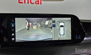 Дисплей парковочной камеры и обзор 360 градусов на экране мультимедиа Hyundai Palisade рестайлинг 2022 в процессе осмотра.