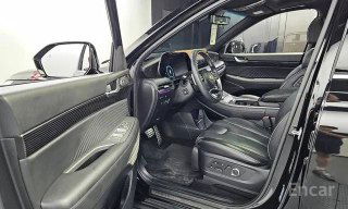 Передняя часть салона и водительское место Hyundai Palisade рестайлинг 2022 с кожаными сиденьями и кнопками регулировки на двери.