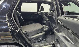 Вид на второй ряд сидений Hyundai Palisade рестайлинг 2022 с опущенным одним из сидений для увеличения багажного пространства.