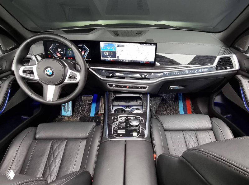 Снимок интерьера BMW X5 xDrive 40i M Sport: руль, приборная панель и центральный дисплей; показаны материалы отделки и эргономика салона.