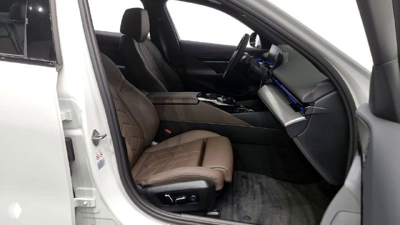 Фото переднего пассажирского сиденья BMW 520i M Sport — ракурс через открытую дверь, видны сиденье, обивка и напольное покрытие.