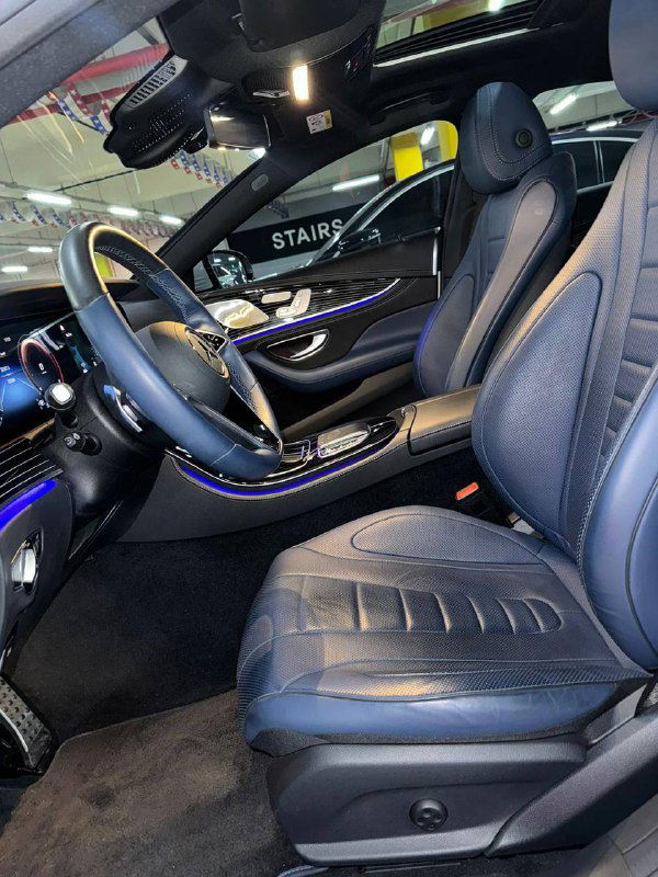 Салон Mercedes‑Benz CLS450 — передние сиденья и руль, обивка тёмной кожи, видимость посадочного места водителя и качество отделки интерьера премиум‑сегмента.