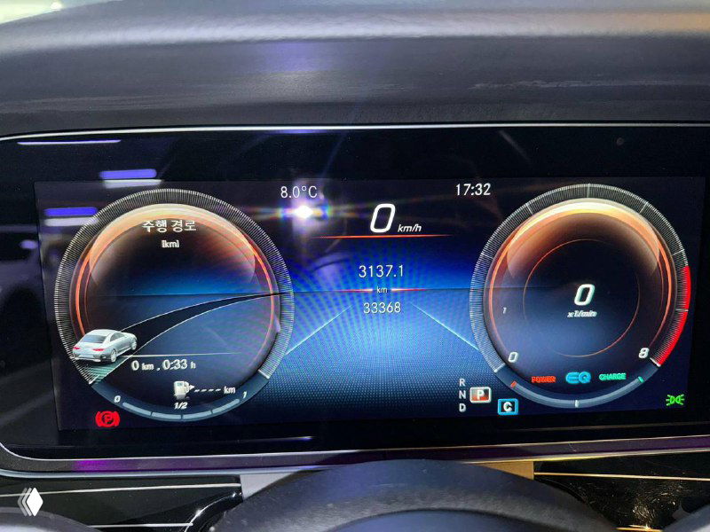 Цифровая приборная панель Mercedes‑Benz CLS450: крупный план электронных циферблатов, показания пробега и статус систем автомобиля на момент съёмки.