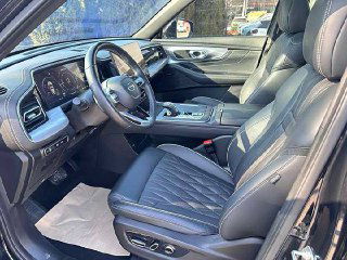 Вид водительского кресла GAC Trumpchi GS8 — кожаная отделка сиденья, органы управления на двери и передняя часть салона с современными элементами комфорта.