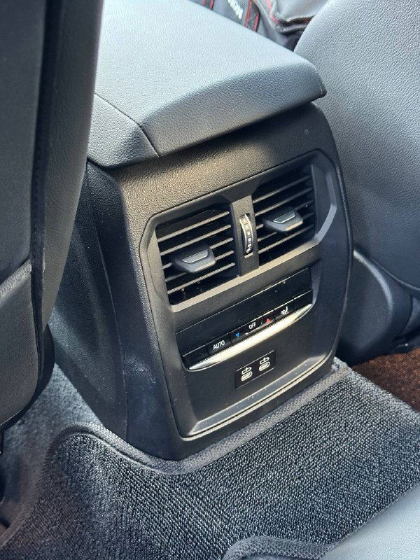 Задняя панель центральной консоли BMW 320i 2021 M‑Sport — дефлекторы обдува для задних пассажиров, разъёмы и элементы управления климатом в зоне задних сидений.