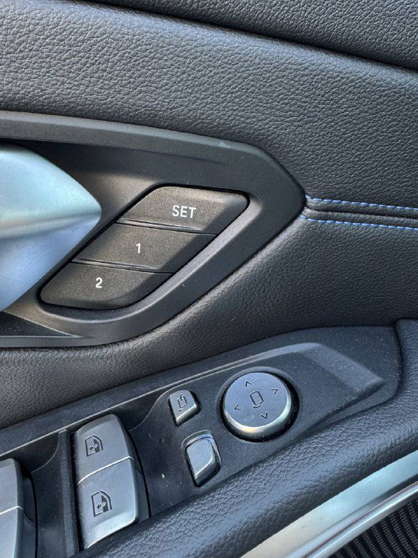 Блок кнопок на двери BMW 320i M‑Sport — управление стеклоподъёмниками, память сидений (SET) и регулировка зеркал, вид деталей отделки двери водителя.