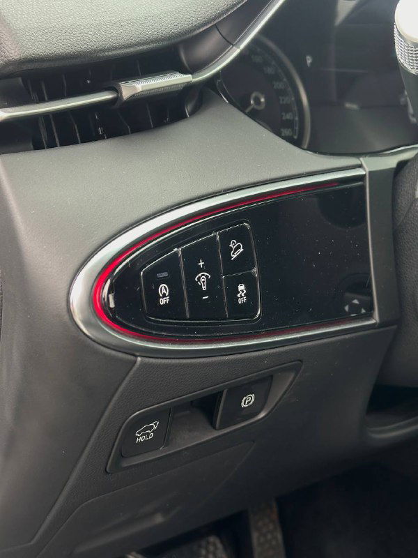 Кнопки управления у рулевой колонки Genesis GV70: регулировки, ассистенты и элементы безопасности — вид крупным планом.