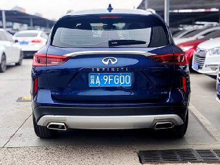Задняя часть синего Infiniti QX50 с китайским номером, фото сзади показывает фонари, бампер и выхлопные патрубки на площадке продажи.