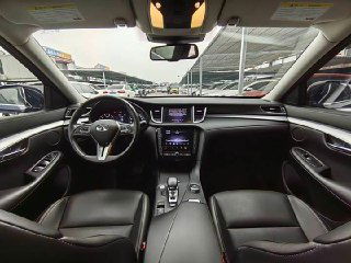 Салон Infiniti QX50 — панорамный вид на приборную панель, мультимедиа экран, руль и передние кресла, кожа чёрного цвета, чистое состояние.