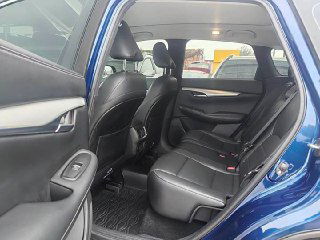 Задние сиденья Infiniti QX50, чёрная кожаная обивка, пространство для пассажиров, состояние салона и место для ног на фото из китайской стоянки авто.