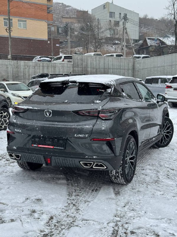 Задний ракурс Changan Uni‑T 2021 на зимней парковке: видны задние фонари, выхлопные патрубки и эмблема бренда на багажнике.