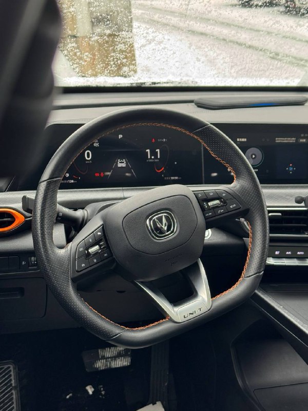 Руль и приборная панель Changan Uni‑T: многофункциональный руль с логотипом, цифровая панель приборов и индикаторы на экране.