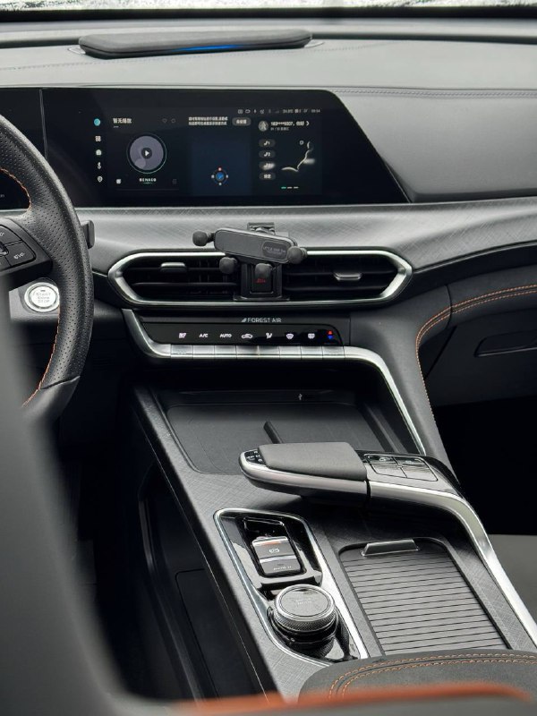 Центральная консоль и мультимедийный экран Changan Uni‑T: сенсорный дисплей и органы управления климатом на передней панели.