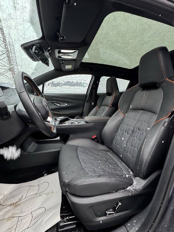 Передние сиденья Changan Uni‑T: комбинированная обивка, контрастная прострочка и панорамная крыша с видом снега сверху.