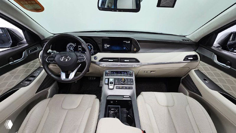Салон Hyundai Palisade светлого тона: общий вид передней панели, сидений и центральной консоли, отделка салона и материалы.