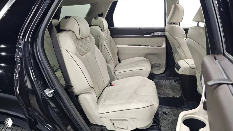 Третий ряд и задние сиденья Hyundai Palisade: просторный салон, отделка, подлокотники и пространство для пассажиров второго/третьего ряда.