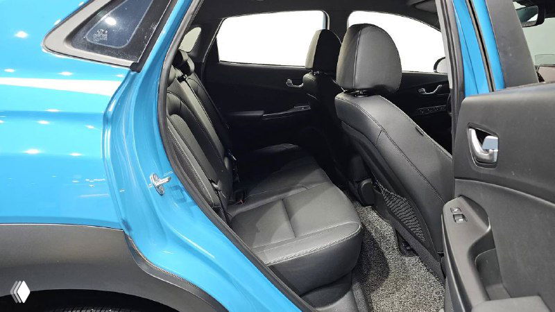 Задний диван Hyundai Kona — пространство для пассажиров на втором ряду, состояние сидений и задней двери, открытый дверной проем.