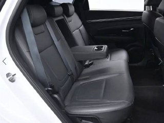 Задний ряд Hyundai Tucson 2021 — чёрная обивка, подлокотник и посадочные места; фото демонстрирует состояние второго ряда.