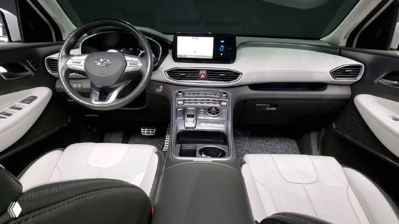 Фотография салона Hyundai Santa Fe с передней панелью и мультимедиа; интерьерное фото для оценки состояния и комплектации перед покупкой и импортом.