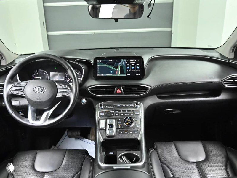 Салон Hyundai Santa Fe — передняя панель и руль, крупный план мультимедиа и центральной консоли; фото демонстрирует оснащение и состояние приборной доски.