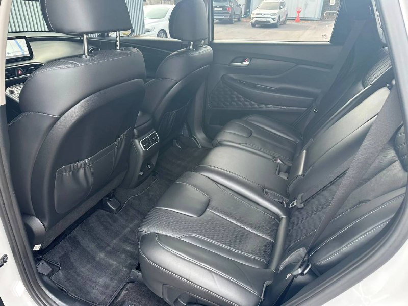 Задний ряд сидений Hyundai Santa Fe, фото демонстрирует пространство для пассажиров и состояние обивки задних кресел перед продажей и доставкой.