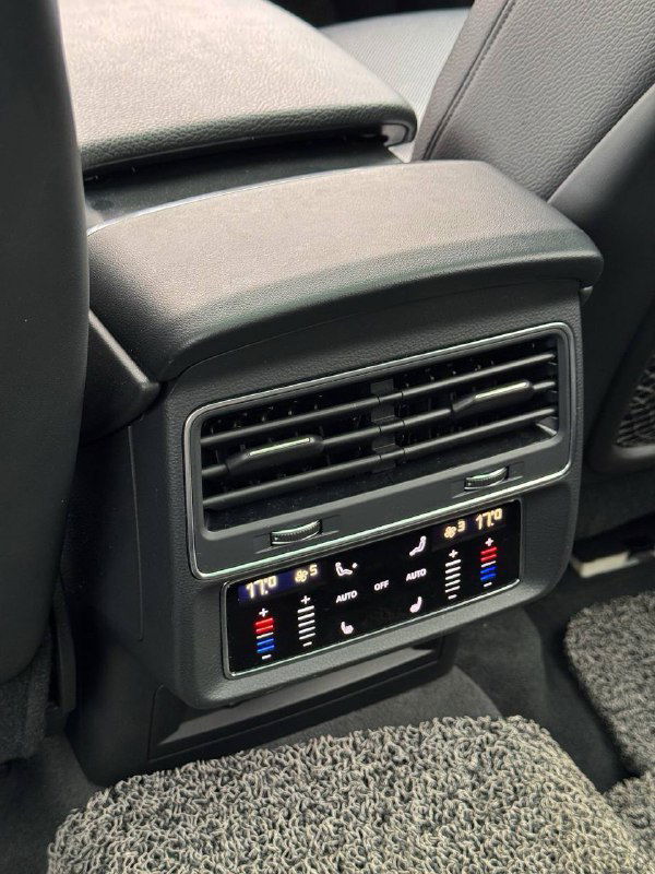 Панель управления климатом для задних пассажиров в Audi Q8 — сенсорный модуль с показателями температуры и регулировкой кресел.