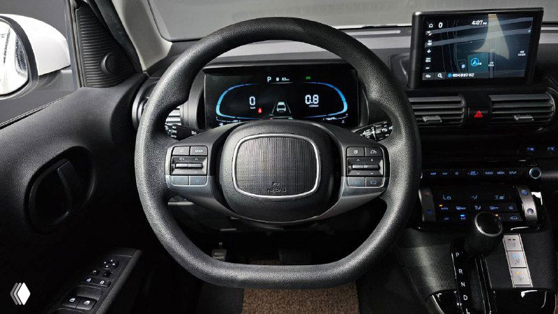 Крупный план руля Hyundai Casper с цифровой приборной панелью и мультифункциональными кнопками, состояние руля и приборов видно чётко.