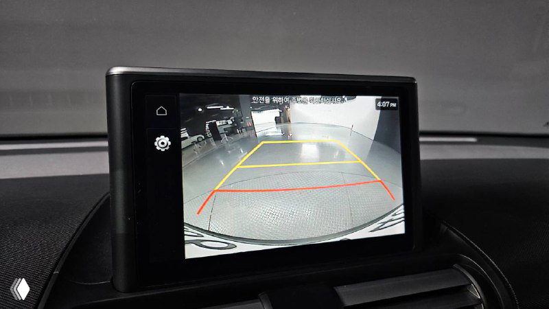 Экран мультимедиа с камерой заднего вида и разметкой парковки, изображение заднего пространства на дисплее Hyundai Casper.
