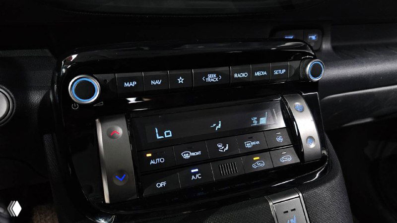 Климатическая и медиа-панель управления Hyundai Casper, органы управления кондиционером и мультимедиа, состояние кнопок и подсветки.