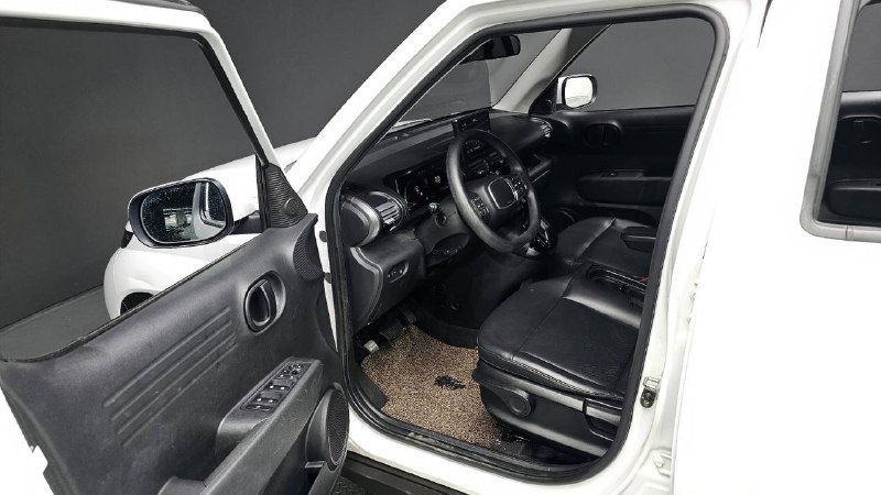 Открытая передняя пассажирская дверь Hyundai Casper, вид на переднее сиденье и внутреннюю обивку, состояние порога и уплотнений видно.