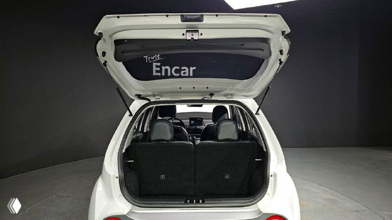 Открытый багажник Hyundai Casper с видом на объём грузового отсека, сложенные и разложенные сиденья, видимость пола багажника.