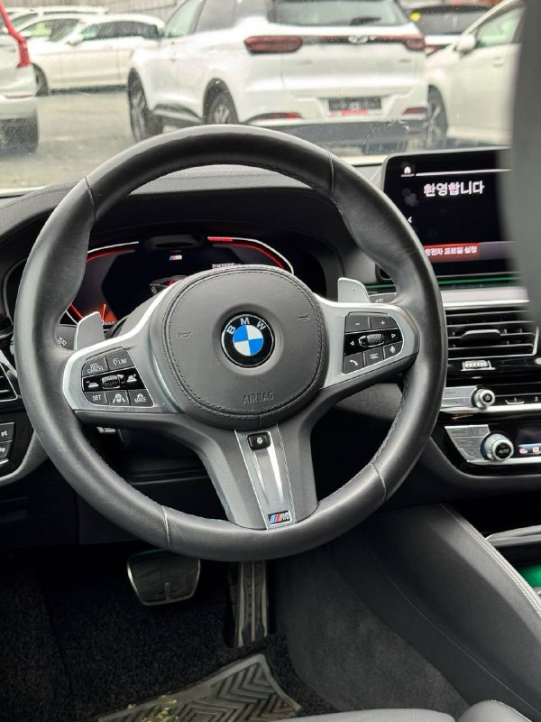 Руль BMW M‑Sport с логотипом и многофункциональными клавишами — вид в салоне, подчёркивает комплект опций, качество материалов и состояние руля