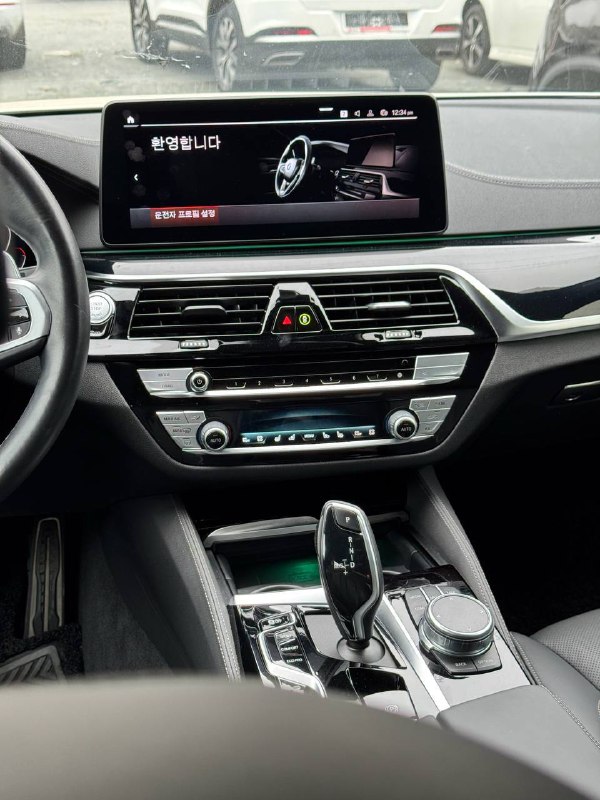 Центральная панель BMW 530i: большой мультимедийный дисплей, органы управления и отделка приборной панели — демонстрация интерфейса и эргономики