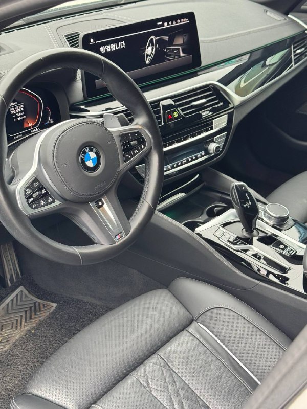 Передняя часть салона BMW 530i: руль, приборы и сиденья в кожаной отделке — общий вид водительского места и качества отделочных материалов