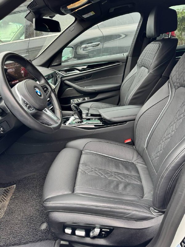 Фронтальный ракурс передних спортивных сидений BMW M‑Sport — кожаная отделка, прострочка, поддержка и общее состояние сидений в салоне