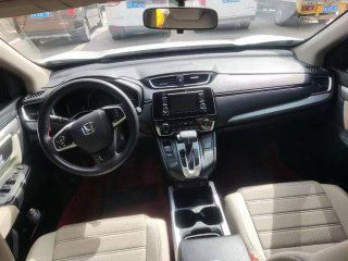 Фотография салона Honda CR‑V: торпедо, руль и центральная консоль, видно состояние приборной панели и мультимедийную систему.