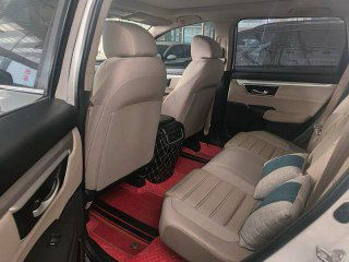 Задний ряд сидений Honda CR‑V: три места, бежево‑серая обивка и пространство для ног, фото иллюстрирует состояние салона и чистоту.