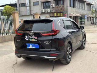 Задний ракурс чёрной Honda CR‑V в Китае, вид сзади-справа; видны фонари, эмблема и небольшие наклейки на багажнике автомобиля.