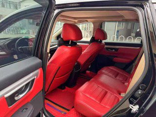 Задние сиденья чёрной Honda CR‑V с красной кожаной обивкой, кадр показывает подголовники, пространство для ног и состояние заднего салона.