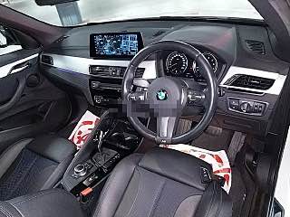 Интерьер BMW X1: рулевое колесо, приборная панель и центральный дисплей — фотография салона, демонстрирующая состояние приборной группы.