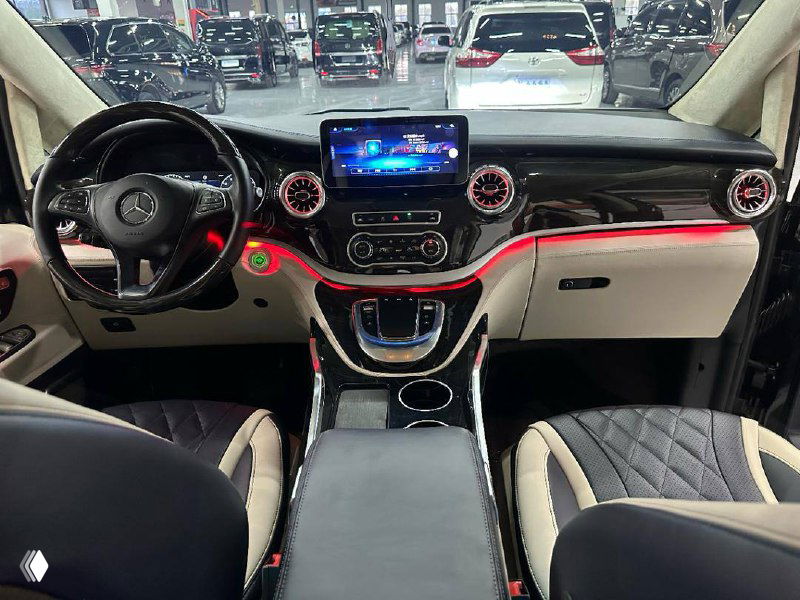 Салон Mercedes Vito — панель приборов и мультимедийный экран, бежево-чёрная отделка, руль и центральная консоль в хорошем состоянии.