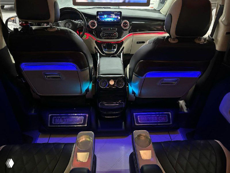 Ночной вид интерьера Mercedes Vito с атмосферной подсветкой пола и светодиодной подсветкой ступенек, подчеркивающей комфорт для пассажиров.