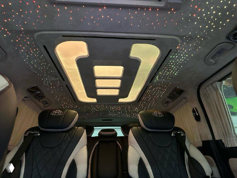 Потолок салона Mercedes Vito с декоративной световой инсталляцией «звёздного неба» и панорамными элементами отделки в премиум-версии.