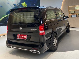 Задний ракурс Mercedes‑Benz Vito в выставочном зале; видна эмблема, задняя дверь и бампер, состояние лакокрасочного покрытия хорошо видно на фото для объявления.